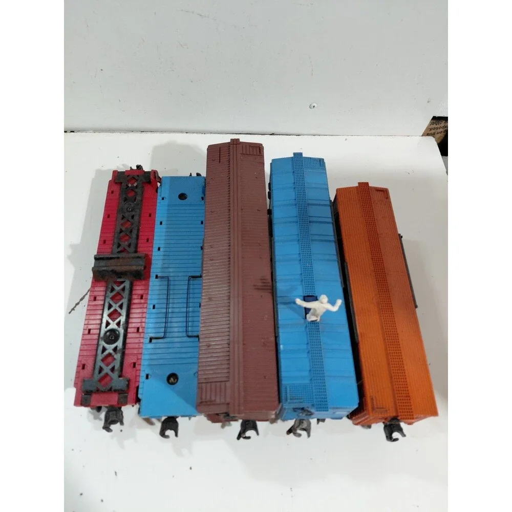 5 Lionel O Gauge Model Railroad Post War Freight Cars (Flat Brakeman Milk Cattle